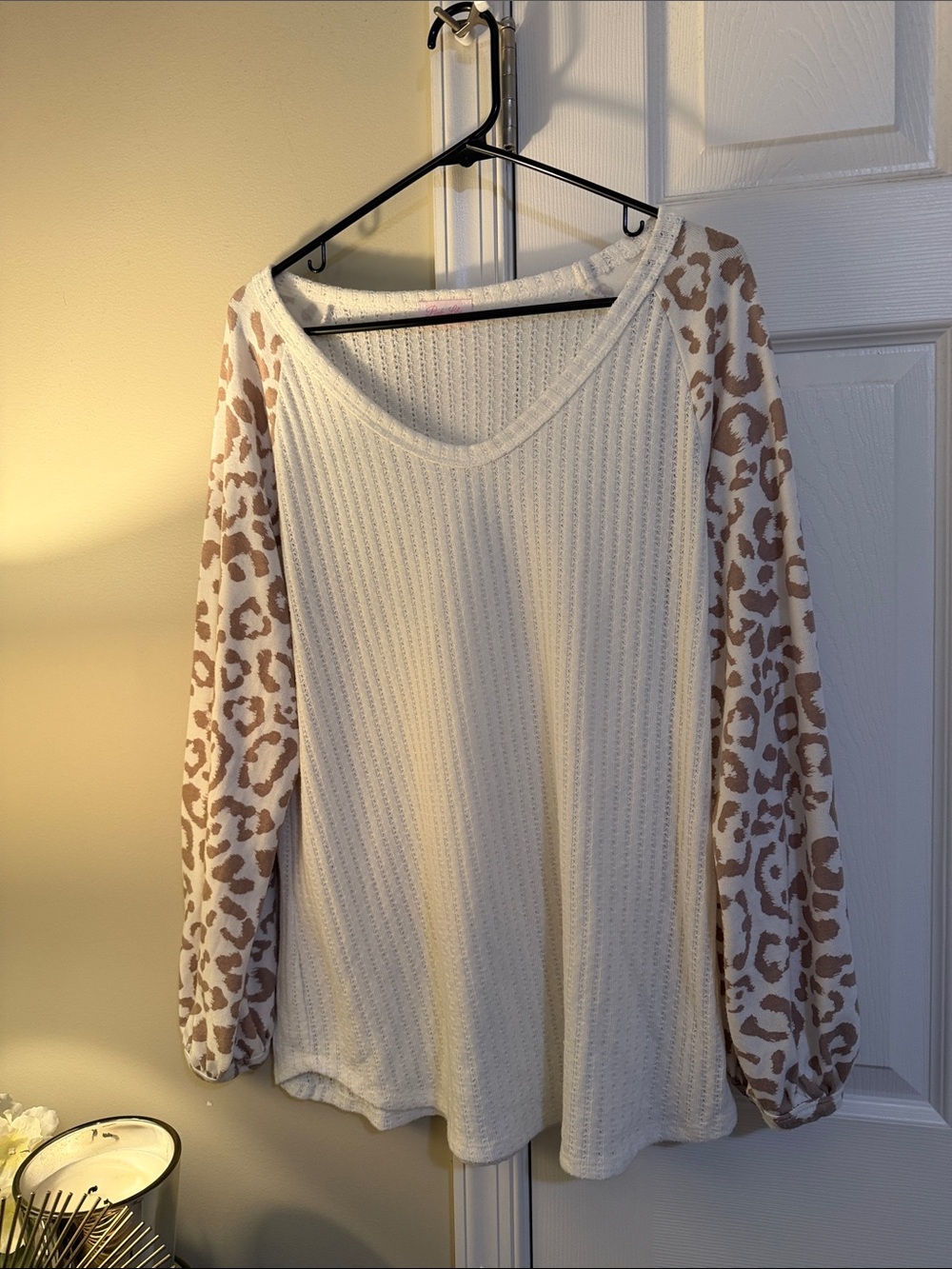 Pink Lily Cream V‑Neck Knit Top with Beige Leopard Balloon Sleeves
